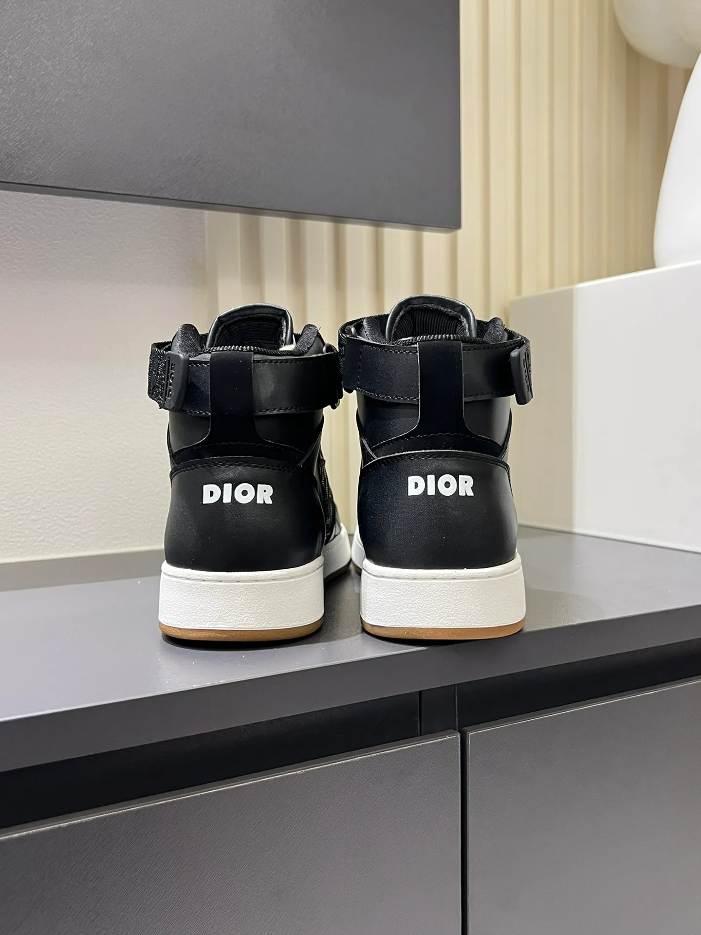 Men's shoes 💰p460 "Dio*" mid-top B27 casual sneakers. This B27 high-top sneaker is a new product in the series and continues Di*r's classic style. Crafted from gray and white smooth calf leather with beige and black Oblique print panels on the sides. The "CD Icon" shaped shoelace eyelets are clever and delicate, and the two-color rubber sole, rear collar and heel are all equipped with the brand's iconic details to enhance the style. Oblique printed straps at the ankle allow for an adjustable fit to complement the overall design. Fashionable and versatile, it can complement any look. Create an exquisite design with unique dynamic vitality and modern atmosphere, presented in low-top and high-top styles. This new must-have shoe adds a new dimension to Dior's archive heritage, embodying modern elegance. Purchase the original version and make it 1:1. If you need top quality, please come to me! Male 38-44!
